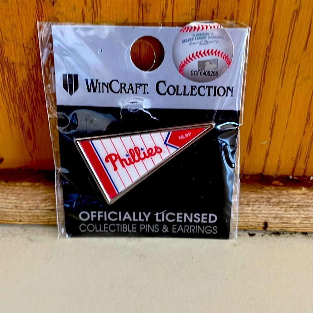 Phillies pennant pin hat lapel collector
